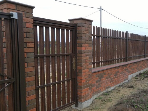Установка забора из металлоштакетника в Кобрине